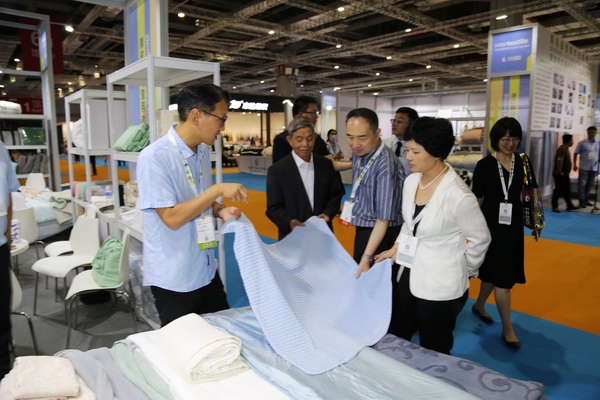 青島新銳家紡品牌展位并給與肯定