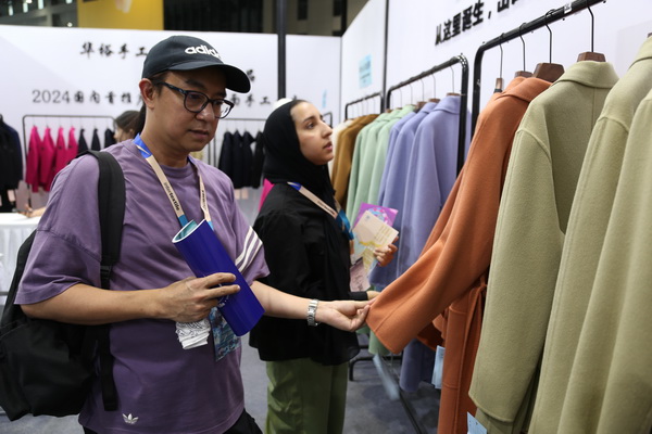 輕奢時(shí)尚 舒適休閑-- 昭奈華裕首推戶外運(yùn)動(dòng)型雙面手工大衣系列,拓寬內(nèi)銷(xiāo)渠道